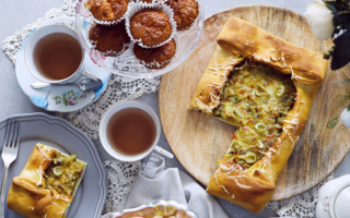 CHRUMKAVÝ KURACÍ KOLÁČ SO SYROM